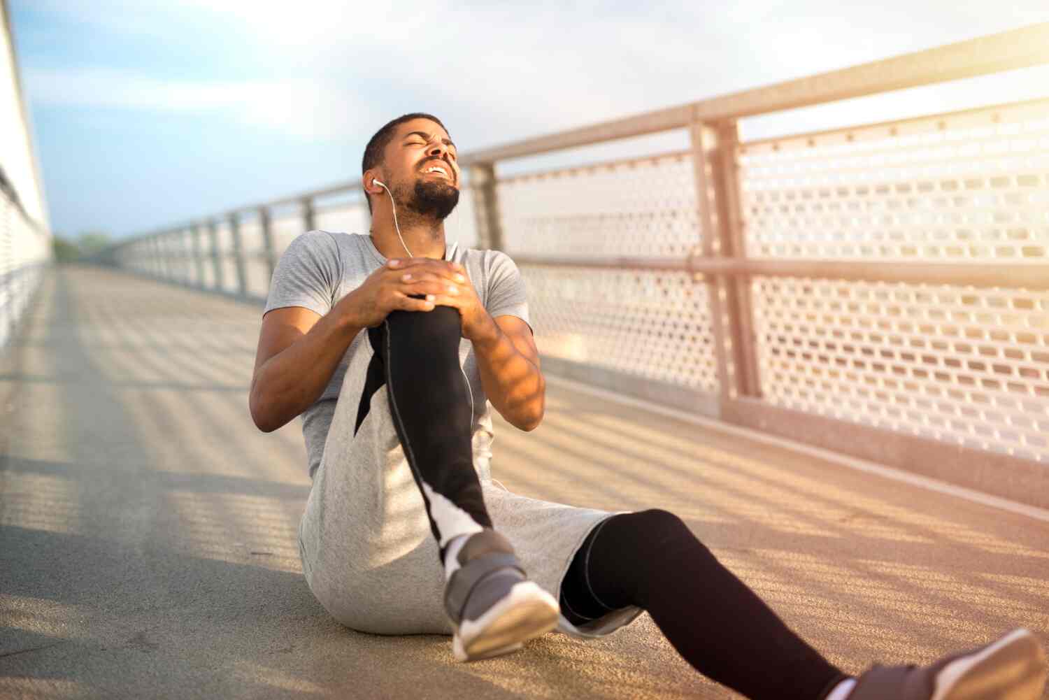 Joint popping sound - Is this sound an indication of a serious joint problem? Explained in detail